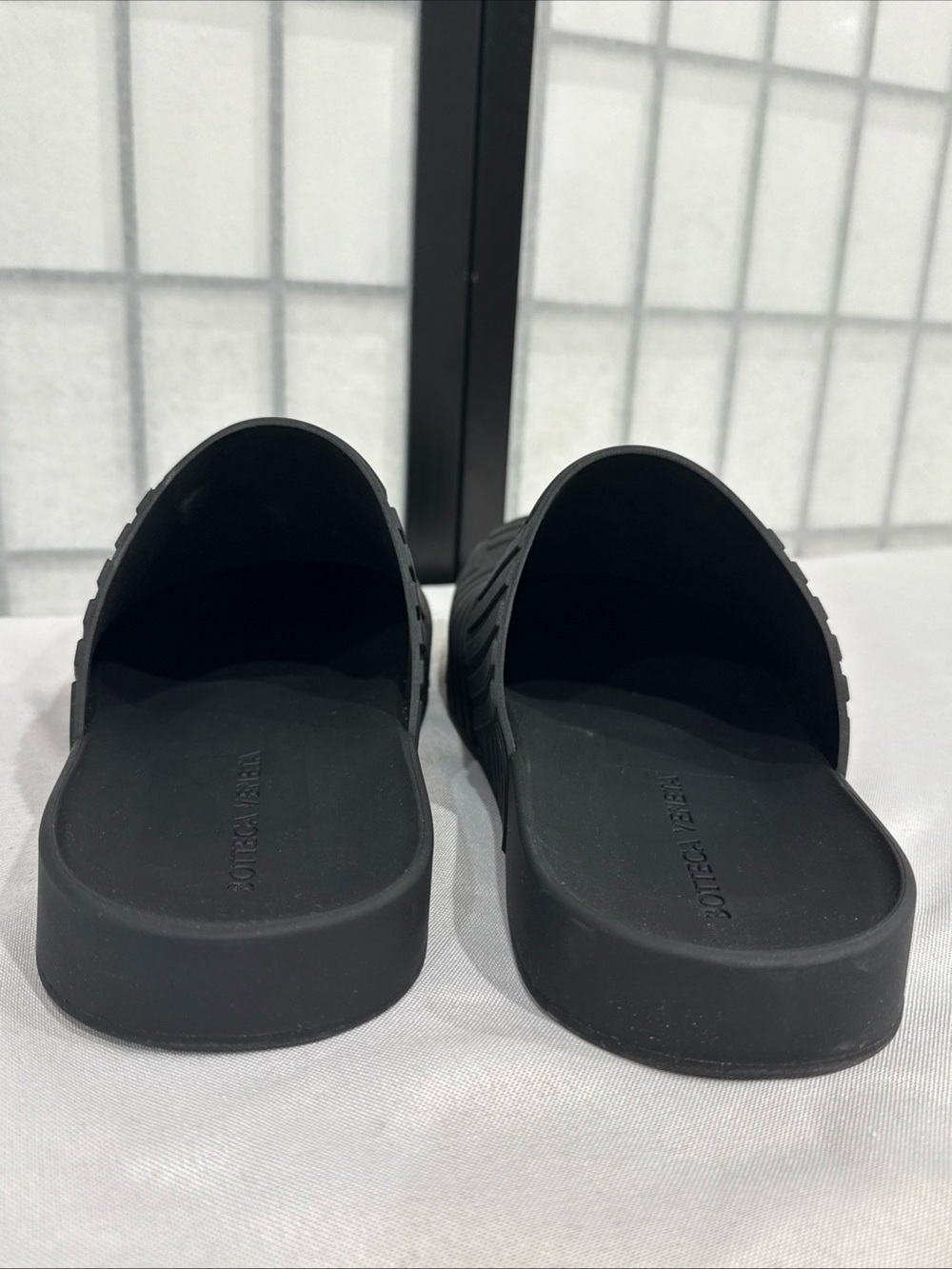 Bottega Veneta Rubber Slide Sandals Black Texture Slides Men’s US 9 EU 40 - Picture 2 of 9